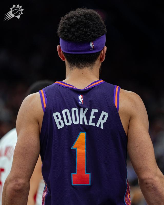 太阳客场落败!!!布克替补席仍不够 太阳客场落败!!!布克替补席仍不够