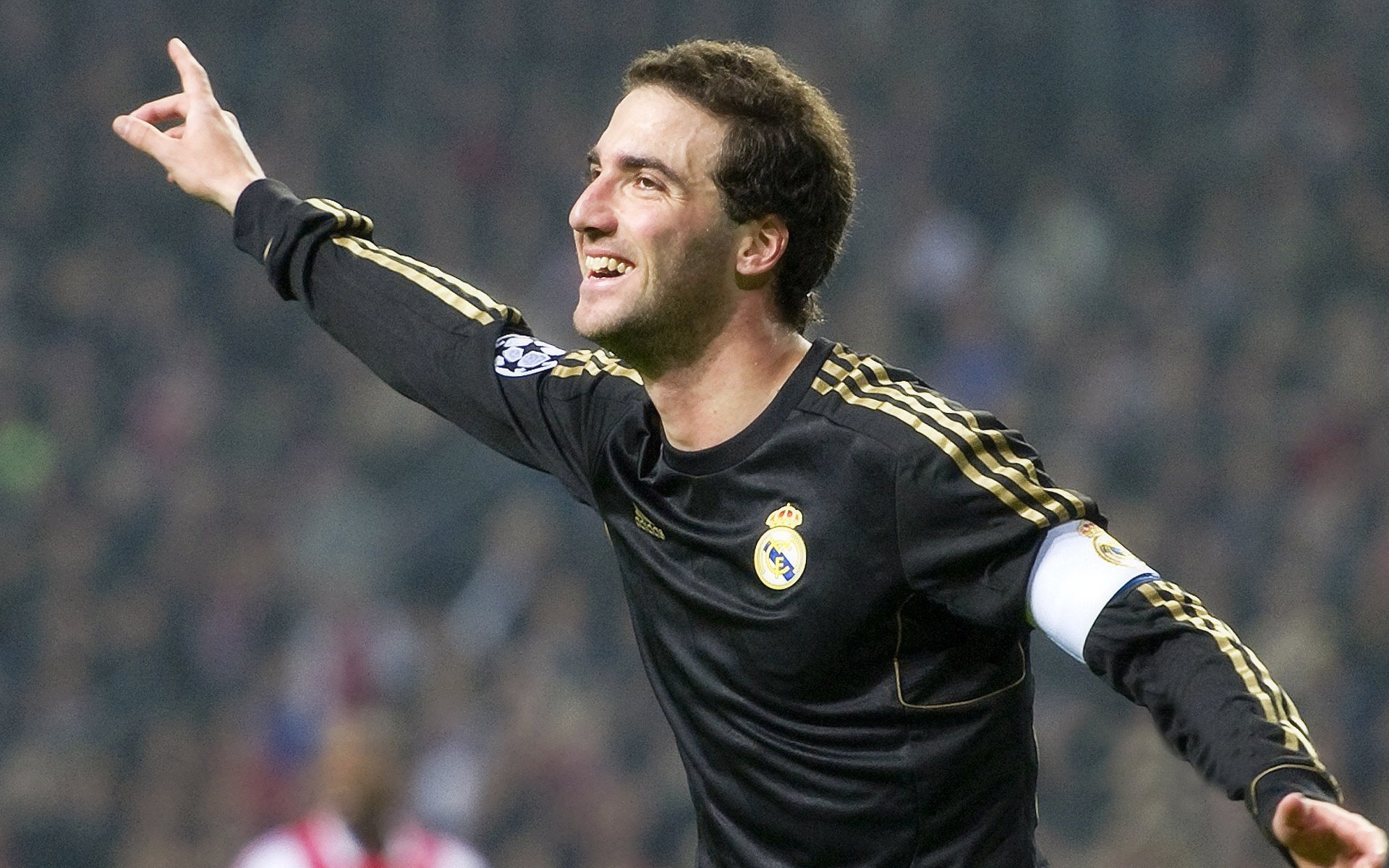 赛道上的唯一，萨内带队取胜，F1年度争冠之夜诞生新传奇