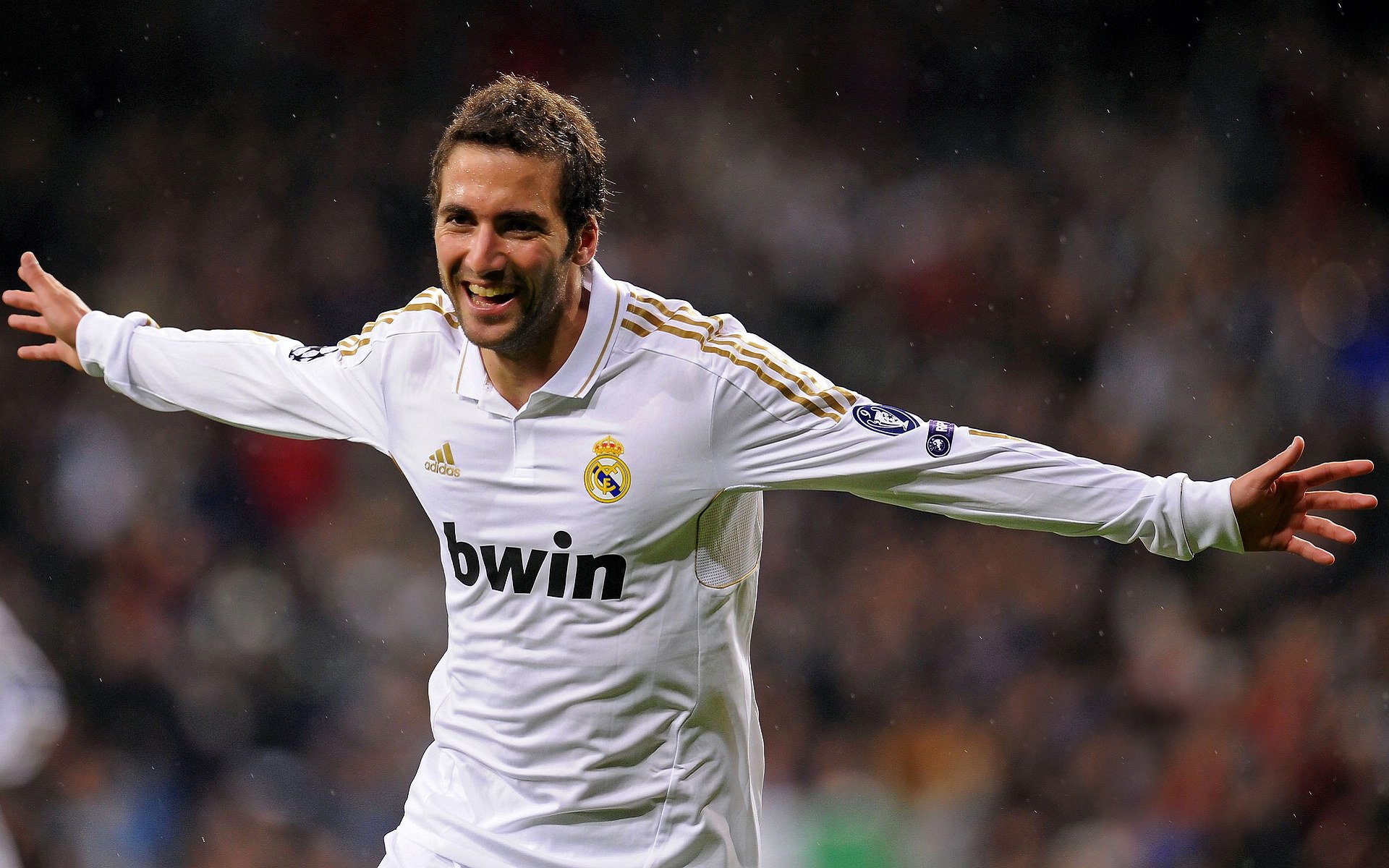 赛道与球场，塔图姆在F1揭幕战日的王者接管